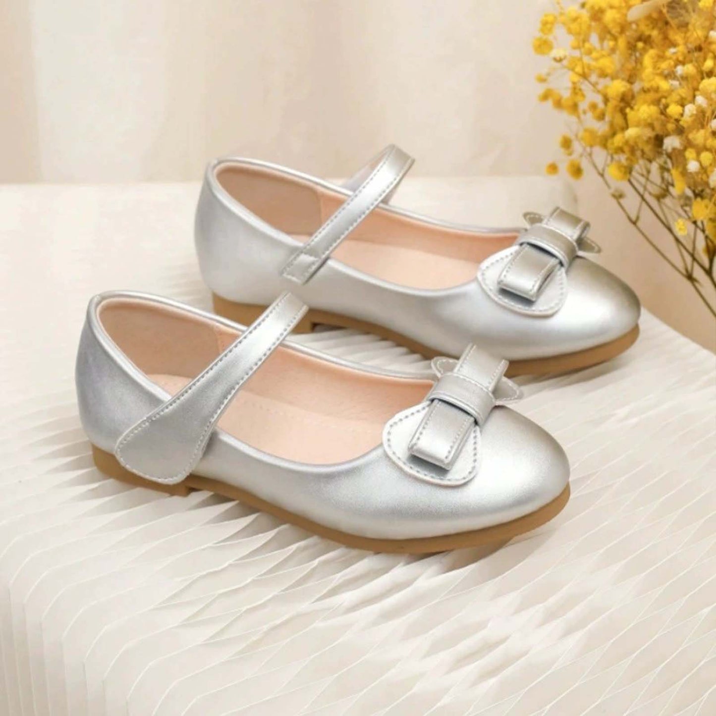 Girls Mary Jane Dress Shoes with Bow – Shiny Silver Leather Toddler/Little Kids Flats with Buckle Strap for Daily Wear and Party Outfits
